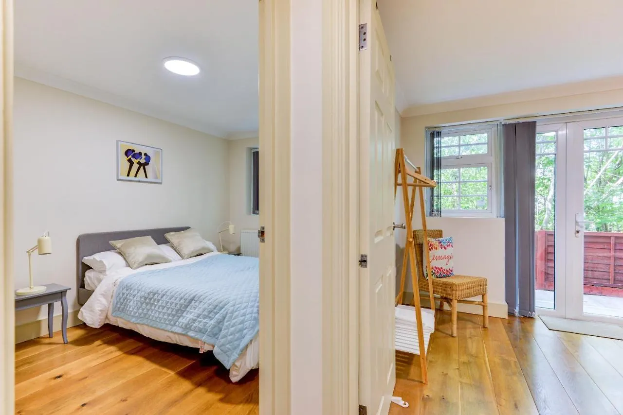 Redhill Town Centre Apartment By Livingo