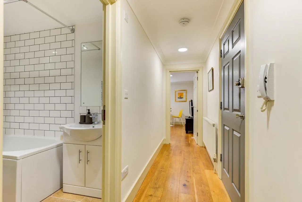 Redhill Town Centre Apartment By Livingo  Redhill (Surrey)