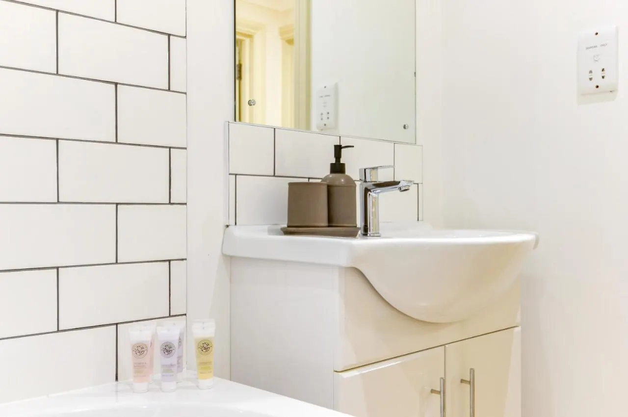 Redhill Town Centre Apartment By Livingo 0*, Redhill (Surrey)